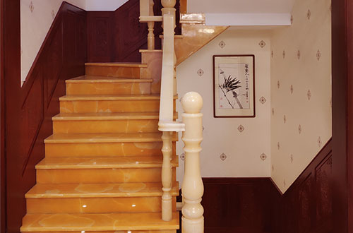 千阳中式别墅室内汉白玉石楼梯的定制安装装饰效果